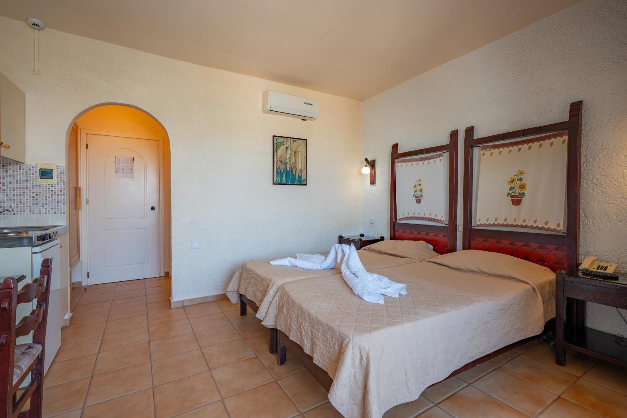 Lefkoniko Beach & Icarus Suite Apts 罗希姆诺 外观 照片