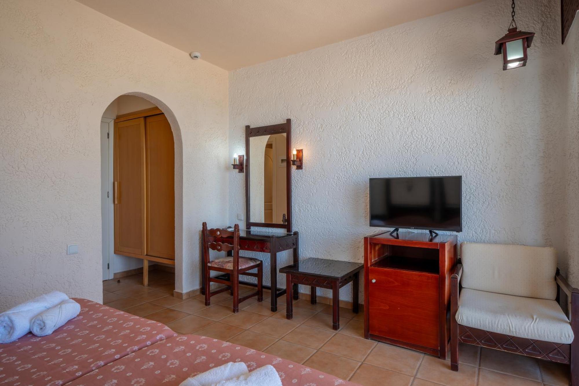 Lefkoniko Beach & Icarus Suite Apts 罗希姆诺 外观 照片