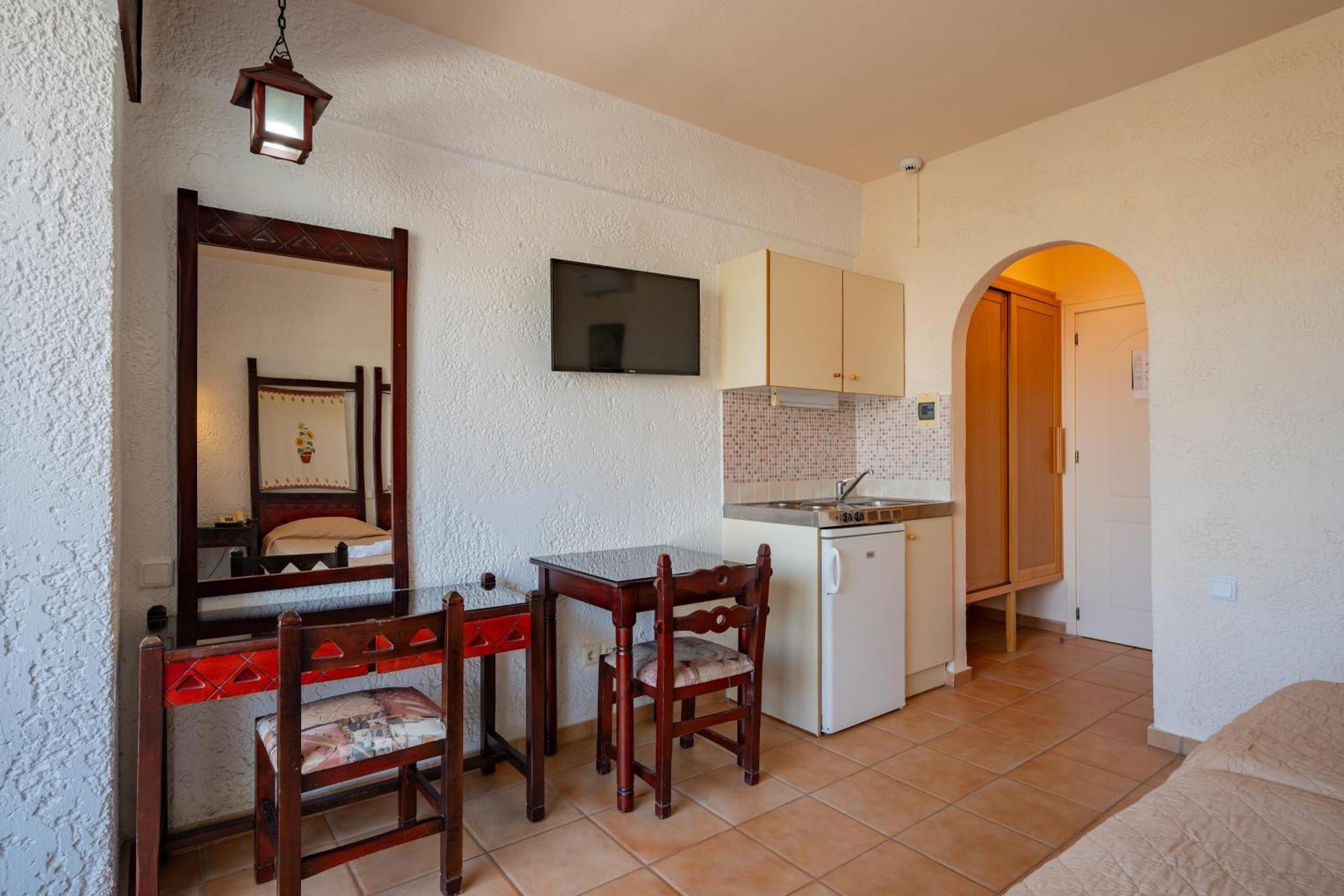 Lefkoniko Beach & Icarus Suite Apts 罗希姆诺 外观 照片